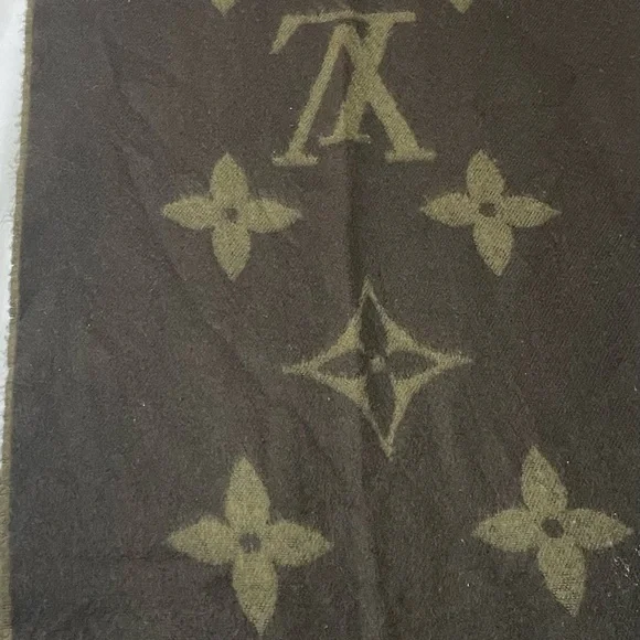 Louis Vuitton Olive Green Scarf - Picture 2 of 4